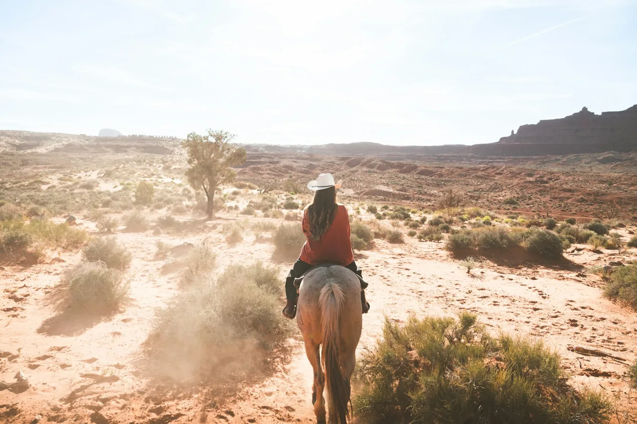 Jinete a caballo en un paisaje árido de Monument Valley; foto ilustrativa.