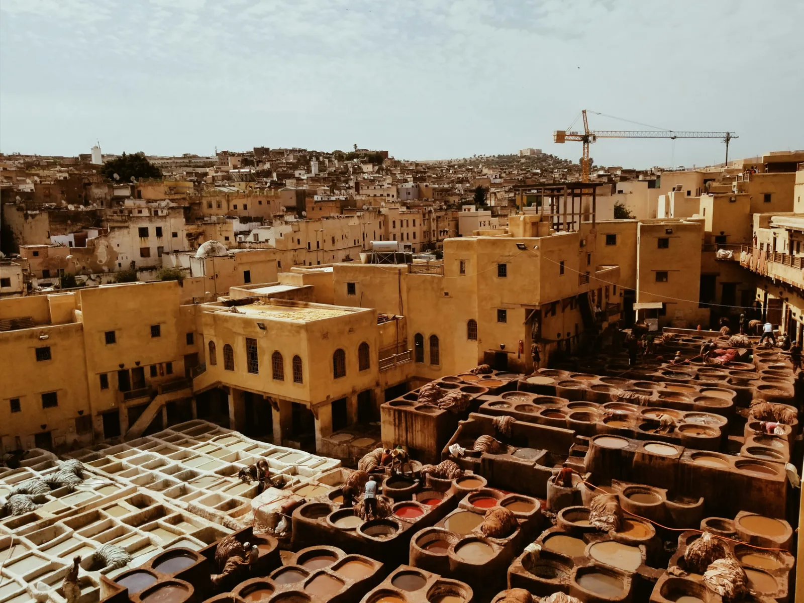 Vista de los tejados de la medina de Fez con las curtidurías en primer plano